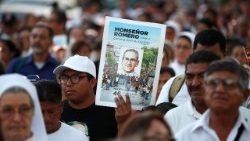 L'immagine di monsignor Romero in occasione del pellegrinaggio per il 46mo anniversario dell'omicidio