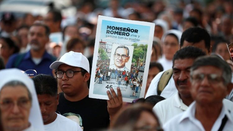 L'immagine di monsignor Romero in occasione del pellegrinaggio per il 46mo anniversario dell'omicidio