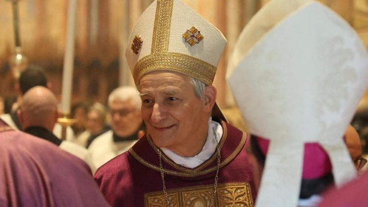 Kardinali  Zuppi Assisi wakati wa misa 