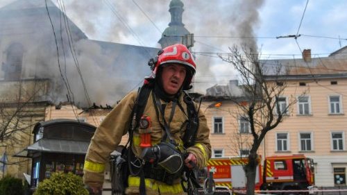 Ukraine: Kirchen verurteilen Angriff auf UNESCO-Weltkulturerbe in Lviv