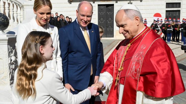 Roma Papası XIV Leo və Monakonun knyazı II Albert ailə üzvləri ilə 