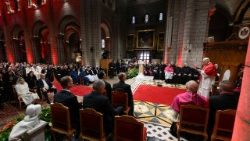 Leó pápa a monacói Szeplőtelen Fogantatás székesegyházban találkozott a katolikus közösségek tagjaival   
