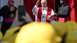 Il Papa ai giovani, 'fate tacere il frastuono delle chat e dei reel'