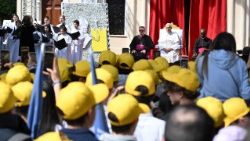 Leó pápa a monacói fiatalokkal a Szent Devota templom előtti téren