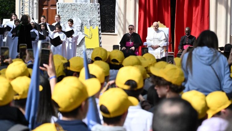 Leó pápa a monacói fiatalokkal a Szent Devota templom előtti téren
