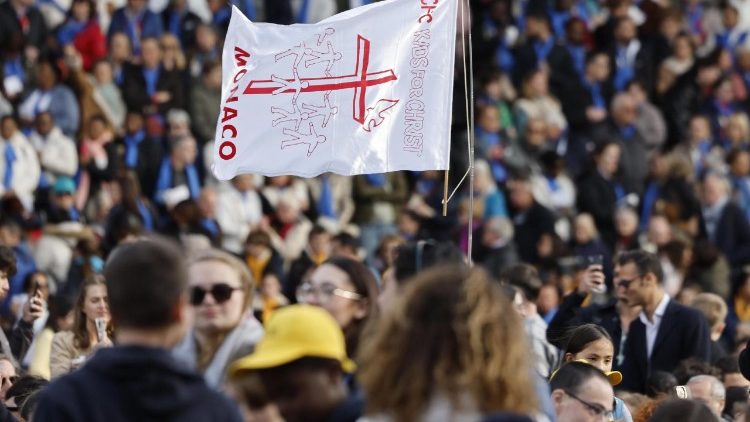 A h&iacute;vek k&ouml;z&ouml;ss&eacute;ge Le&oacute; p&aacute;pa szentmis&eacute;j&eacute;n Monac&oacute;ban