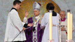 പാപ്പാ വിശുദ്ധ ബലിയർപ്പിക്കുന്നു. 