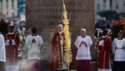 वाटिकन में खजूर रविवार का पर्व, पोप लियो 14वें समारोही ख्रीस्तयाग अर्पित करते हुए