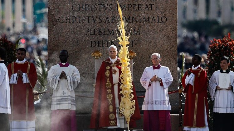 वाटिकन में खजूर रविवार का पर्व, पोप लियो 14वें समारोही ख्रीस्तयाग अर्पित करते हुए