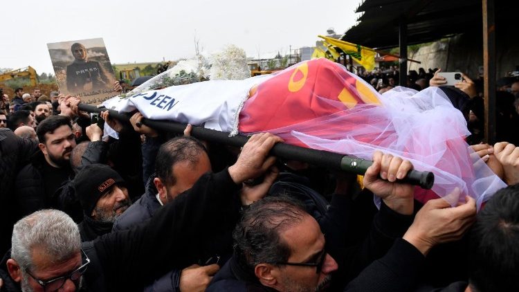 Homens carregam o caix&atilde;o da jornalista Fatima Ftouni