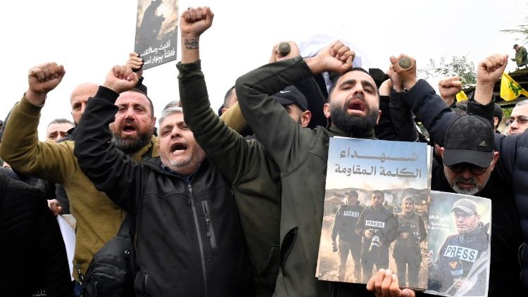Funeral de jornalistas mortos em ataque a&eacute;reo israelense no L&iacute;bano