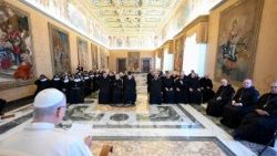 பெனடிக்டைன் துறவிகளுடன் திருத்தந்தை 