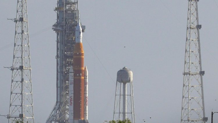 Missione Artemis II: Il sistema di lancio spaziale pronto al lancio al Kentucky Space Center della Florida