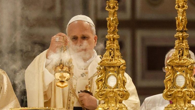 पुण्य बृहस्पतिवार को संत जॉन लातेरन महागिरजाघर में ख्रीस्तयाग अर्पित करते संत पापा लियो 14वें