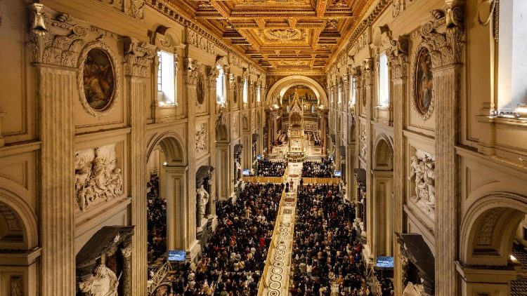 Szentmise a later&aacute;ni sz&eacute;kesegyh&aacute;zban