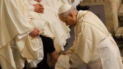 Gioved� santo, Leone ha lavato i piedi di 12 sacerdoti
