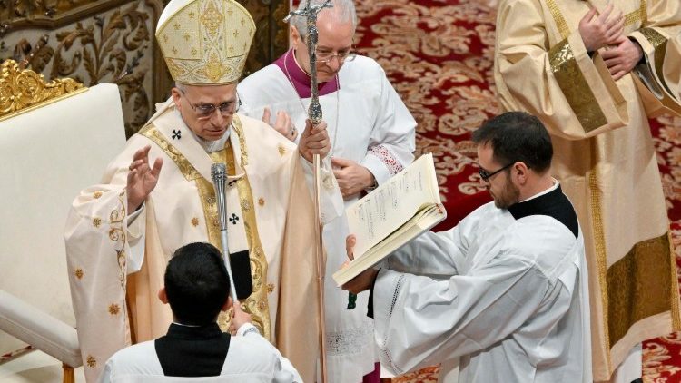 मिस्सा बलिदान के दौरान संत पापा लियो