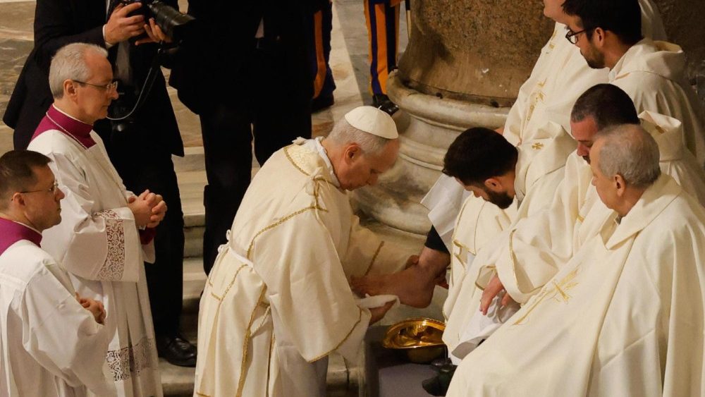 Gioved� santo, Leone ha lavato i piedi di 12 sacerdoti