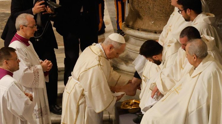 ലിയോ പതിനാലാമൻ പാപ്പാ പെസഹാവ്യാഴാഴ്ച പുരോഹിതരന്മാരുടെ പടങ്ങൾ കഴുകുന്നു