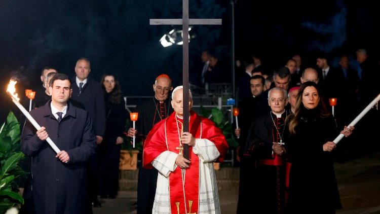 Leó pápa vitte a keresztet végig a tizennégy stáción  