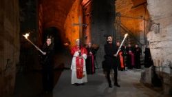 കൊളോസിയത്തിൽ നടന്ന കുരിശിന്റെ വഴി പ്രാർത്ഥനയ്ക്ക്, ലിയോ പതിനാലാമൻ പാപ്പാ നേതൃത്വം നൽകുന്നു 