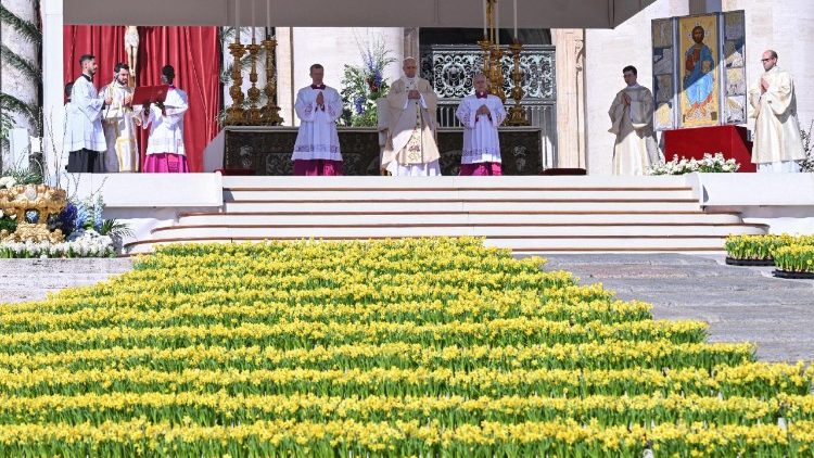 पास्का महापर्व के अवसर पर समारोही ख्रीस्तयाग संत पेत्रुस महागिरजाघर के प्राँगण में 