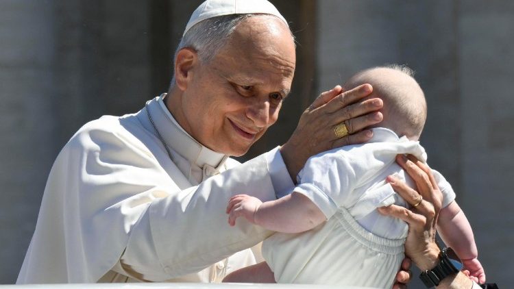 Zuneigungsvolle Geste: Papst Leo am Ostersonntag