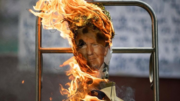 Karwochenritual in Venezuela: Brennende Judas-Figur 