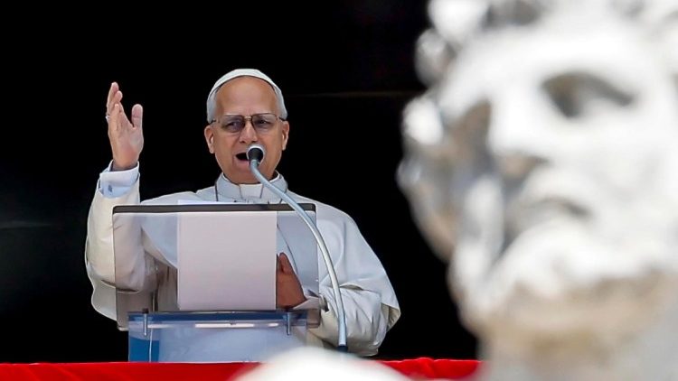 Леў XIV падчас нядзельнай марыйнай малітвы 