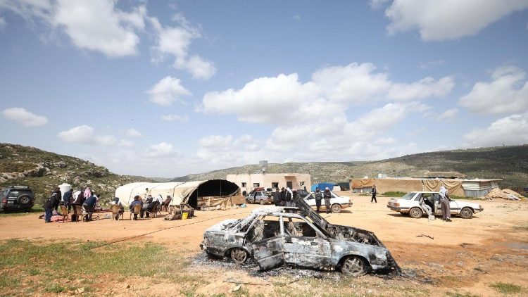 Automobile danneggiata dai coloni nell'area di Al-Lubban in Cisgiordania