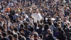 Papež Lev XIV. projíždí mezi poutníky při generální audienci ve středu 8. dubna 2026