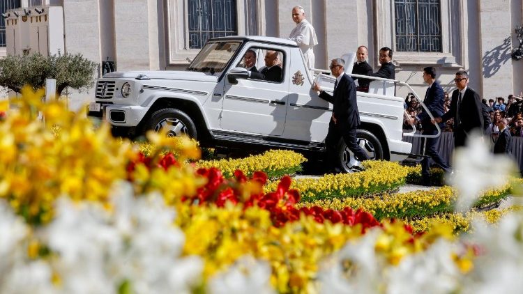 Il Papa a Piazza San Pietro per l'udienza generale