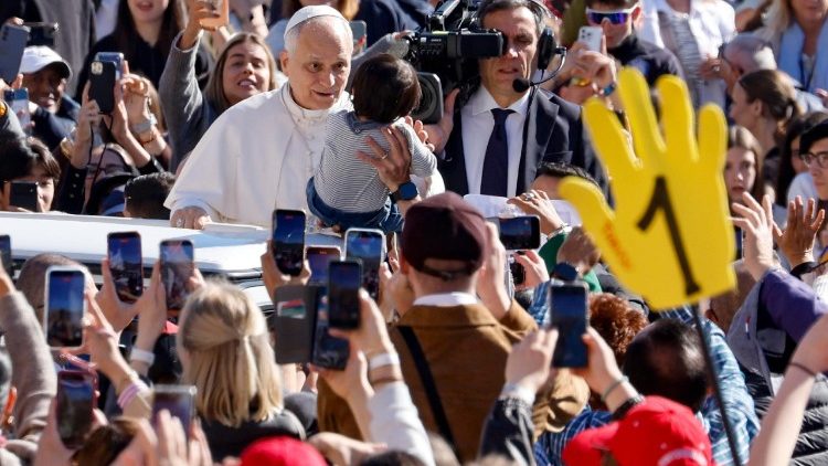 SCATTIDELGIORNO Il Papa a Piazza San Pietro per l'udienzagenerale