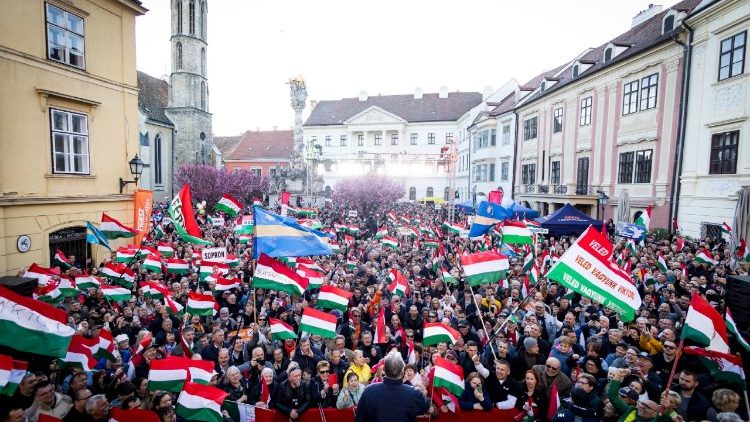 Le Premier ministre hongrois et chef du parti Fidesz, Viktor Orbán (au centre), s'adressant à ses partisans lors d'un meeting électoral à Sopron, en Hongrie, le 8 avril 2026. 