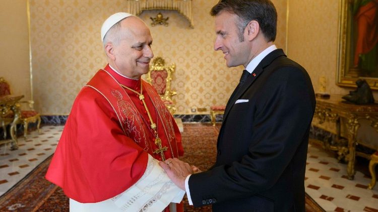 El Papa León XIV recibe al presidente francés Macron en audiencia privada.