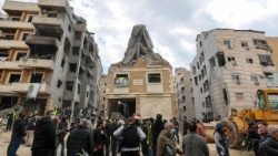 ಏಪ್ರಿಲ್ 8ರಂದು ಬೈರೂಟ್‌ನಲ್ಲಿ ಇಸ್ರೇಲಿನ ವಾಯುದಾಳಿಯಿಂದ ಗುರಿಯಾಗಿದ್ದ ಕಟ್ಟಡದ ಸ್ಥಳದಲ್ಲಿ ಲೆಬನಾನ್ ರಕ್ಷಕರು ಅವಶೇಷಗಳನ್ನು ತೆರವುಗೊಳಿಸುತ್ತಿದ್ದಾರೆ.