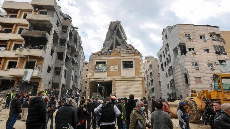 ಏಪ್ರಿಲ್ 8ರಂದು ಬೈರೂಟ್‌ನಲ್ಲಿ ಇಸ್ರೇಲಿನ ವಾಯುದಾಳಿಯಿಂದ ಗುರಿಯಾಗಿದ್ದ ಕಟ್ಟಡದ ಸ್ಥಳದಲ್ಲಿ ಲೆಬನಾನ್ ರಕ್ಷಕರು ಅವಶೇಷಗಳನ್ನು ತೆರವುಗೊಳಿಸುತ್ತಿದ್ದಾರೆ.