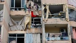 Un edificio colpito dai raid israeliani, nella periferia meridionale di Beirut