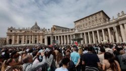 संत पेत्रुस महागिरजाघऱ के प्रांगण में स्वर्ग की रानी प्रार्थना के लिए उपस्थित विश्वासीगण