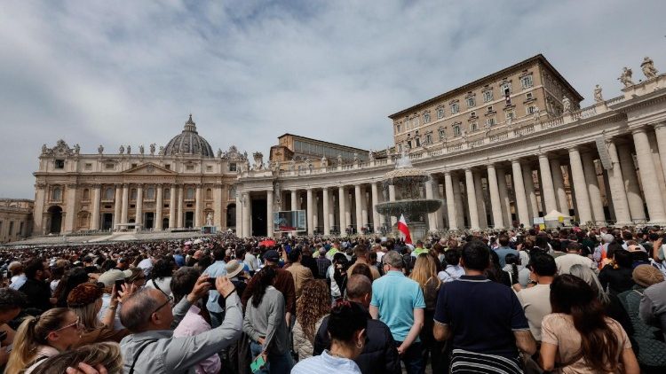 संत पेत्रुस महागिरजाघऱ के प्रांगण में स्वर्ग की रानी प्रार्थना के लिए उपस्थित विश्वासीगण