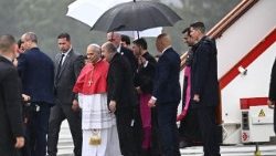 Il Papa � arrivato ad Algeri, prima tappa del viaggio in Africa