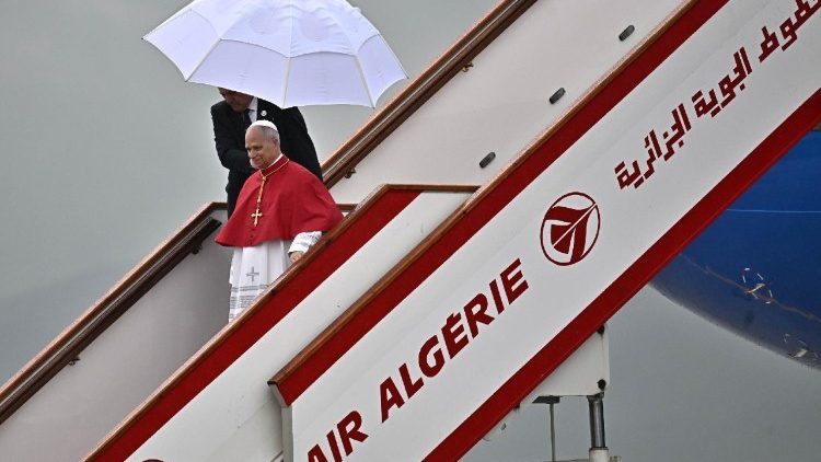 ಜಗದ್ಗುರು ಲಿಯೋರವರು ಅಲ್ಜೀರಿಯಾದ ಅಲ್ಜಿಯರ್ಸ್‌ನಲ್ಲಿ ಭೂಸ್ಪರ್ಶ ಮಾಡುತ್ತಾರೆ.