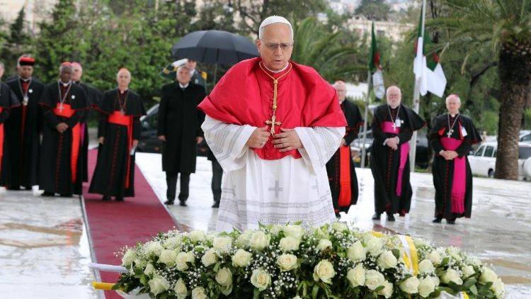 Léon XIV devant le monument aux martyrs Maqam Echahid à Alger