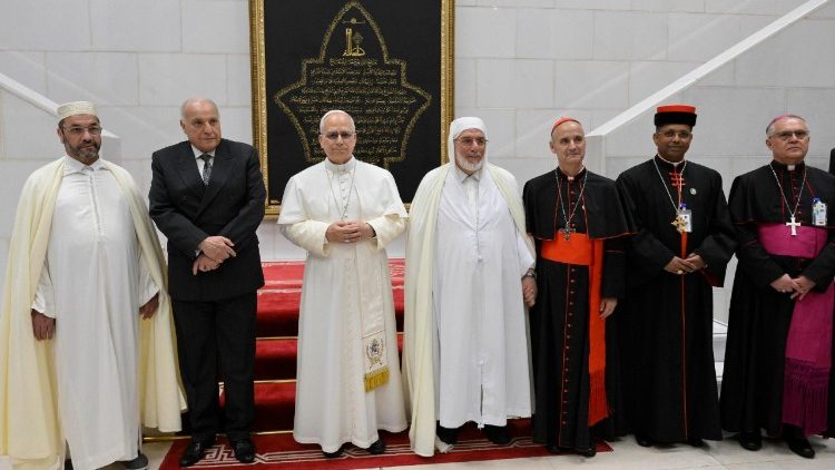 Il Papa visita la moschea di Algeri, la terza al mondo