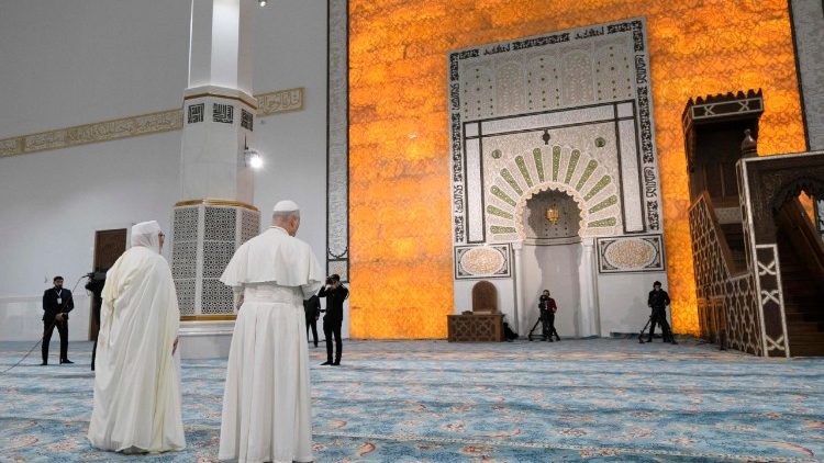 Il Papa visita la moschea di Algeri, la terza al mondo