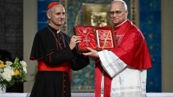 Kardinál Vesco s papežem Lvem při setkání s křesťanskou komunitou v alžírské bazilice P. Marie, Paní Afriky 13. dubna 2026