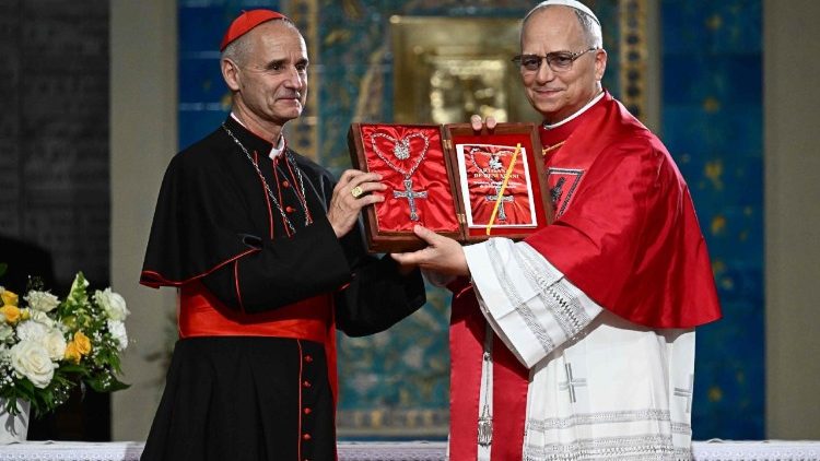 Kardinál Vesco s papežem Lvem při setkání s křesťanskou komunitou v alžírské bazilice P. Marie, Paní Afriky 13. dubna 2026