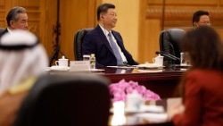 Il presidente cinese Xi Jinping a Pechino durante un vertice con il principe ereditario di Abu Dhabi