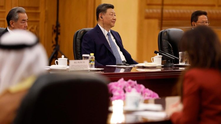 Il presidente cinese Xi Jinping a Pechino durante un vertice con il principe ereditario di Abu Dhabi