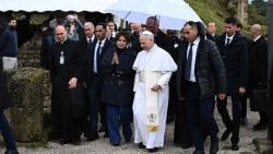 Leó pápa gyalog sétált az annabai idősek otthonából az ágostonrendiek házához